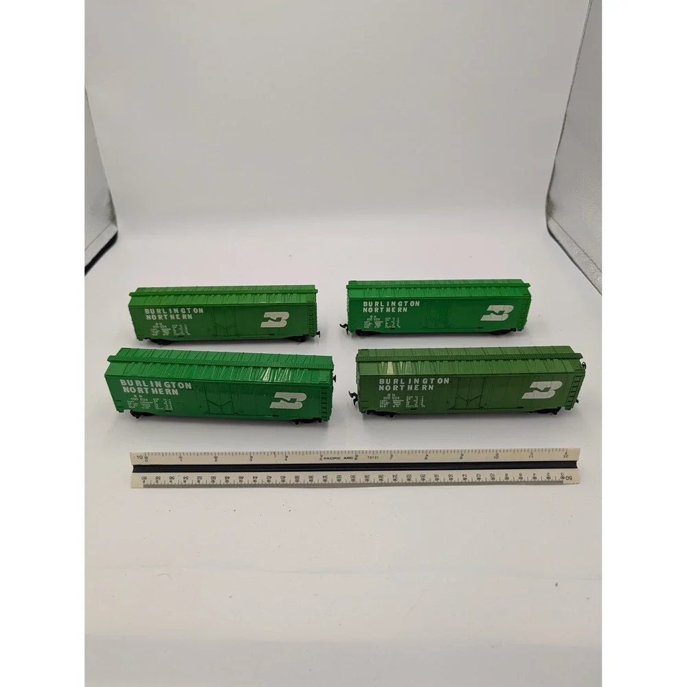 Lot of 4 HO Scale Burlington Northern BN 100 024 Green Boxcars Model Train Cars